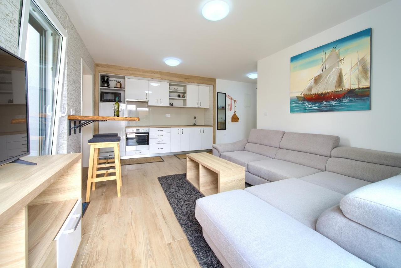 Apartments Nadica Deluxe Malinska Exteriör bild